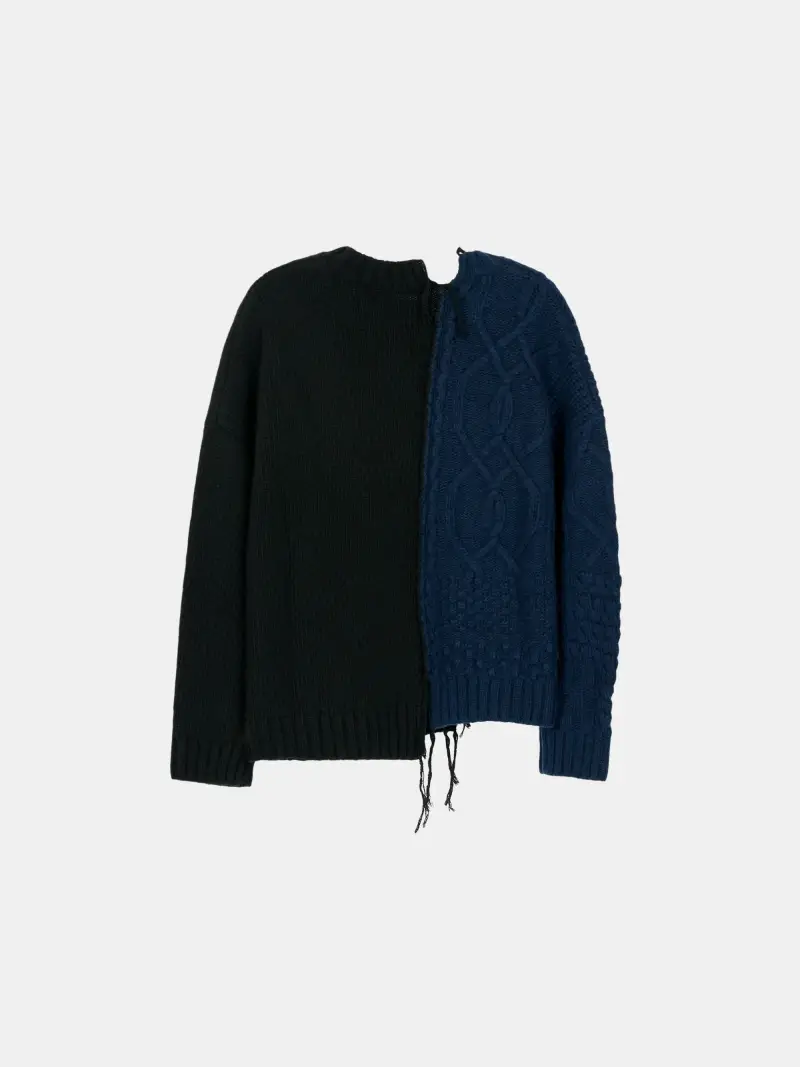 Maglione con due metà a contrasto blu e nero