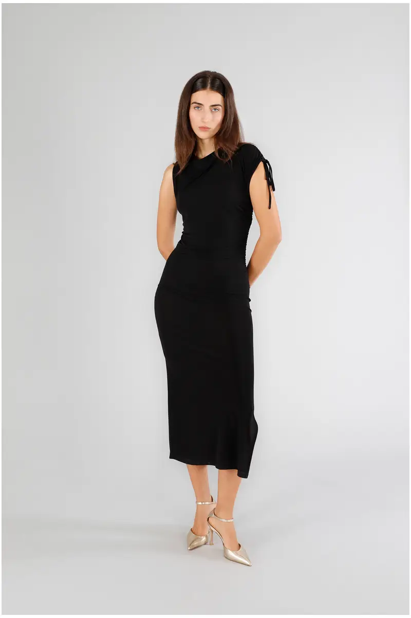 abito con drappeggio nero