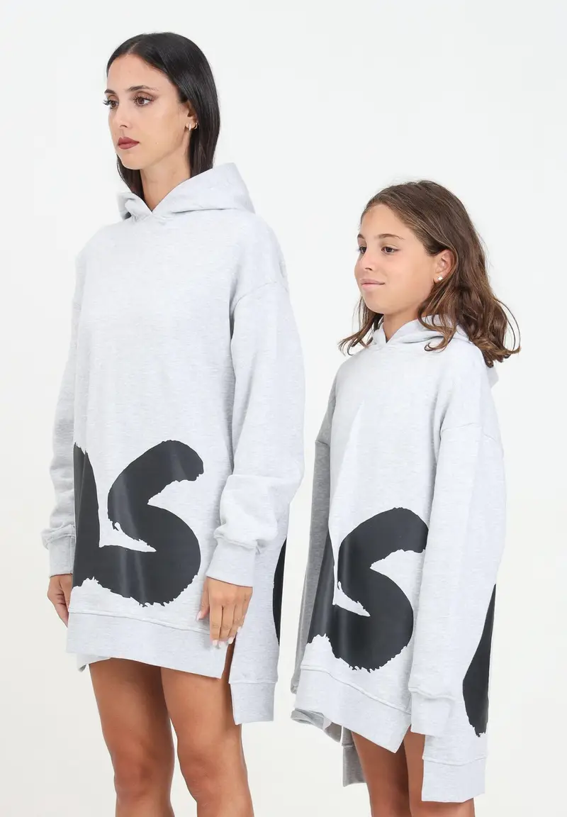 Abito corto grigio per donna e bambina con maxi stampa logo