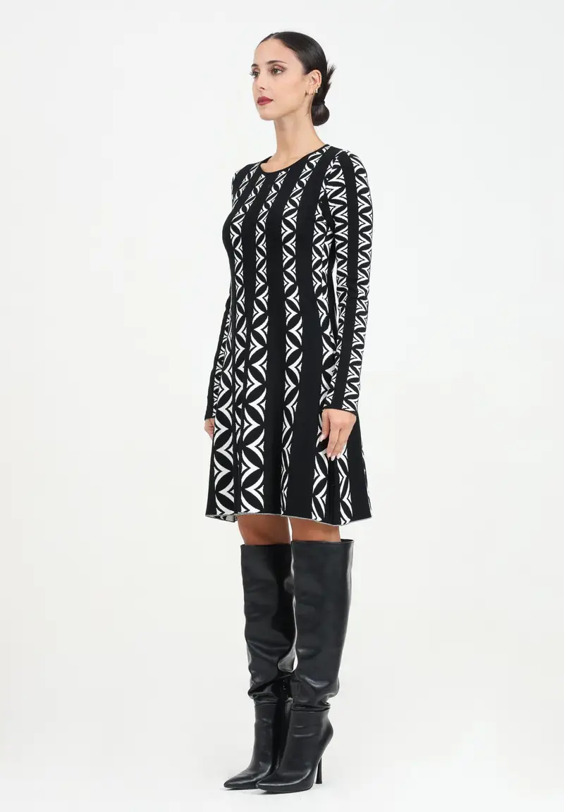 Abito corto nero da donna con fantasia a righe e motivo geometrico