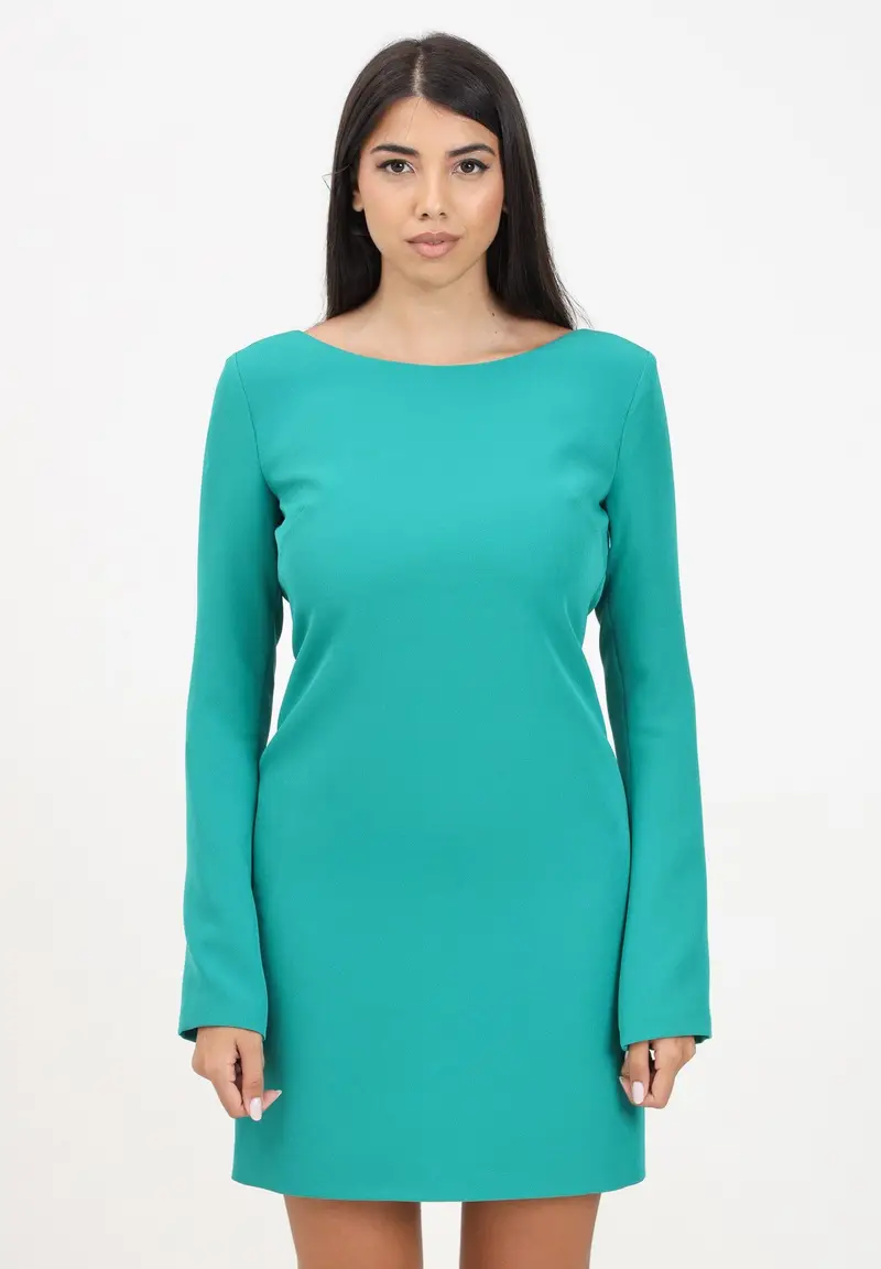 Abito corto verde da donna con schiena scoperta