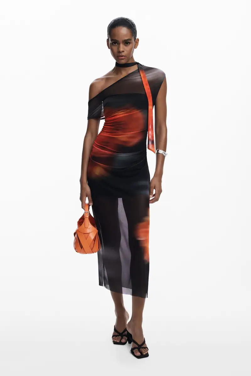 Abito drappeggiato con scollo irregolare e fiore