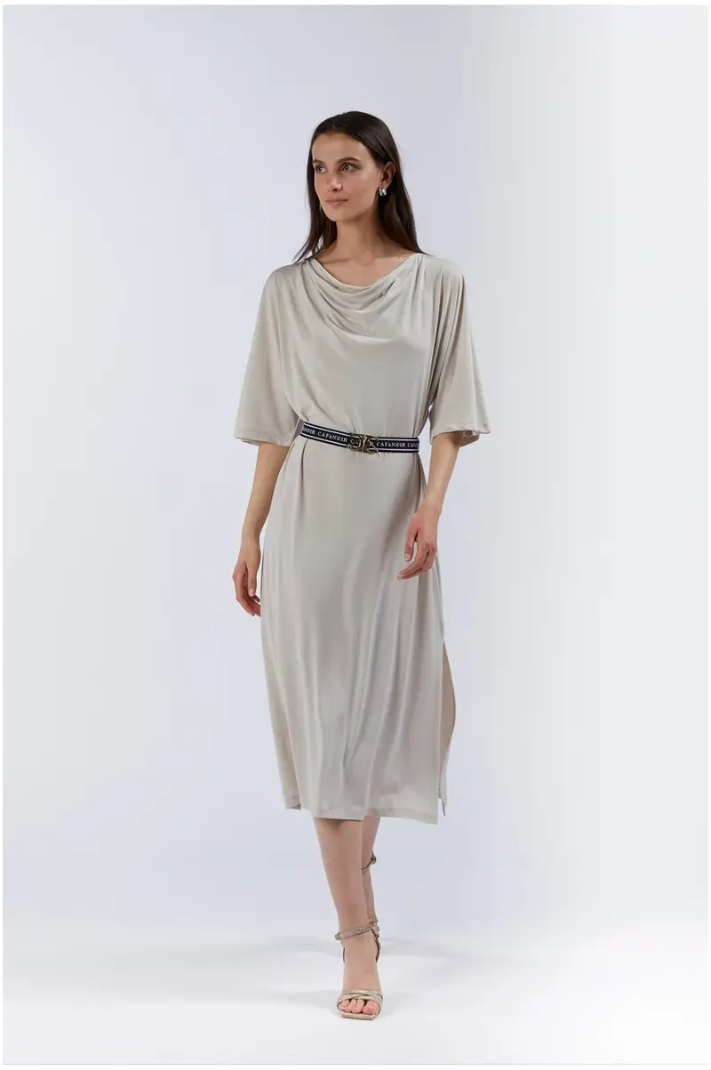 abito lungo con scollo drappeggiato e cintura gesso s