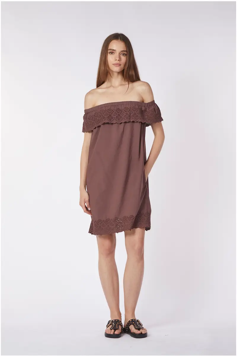 abito ricamato con scollo a barca espresso