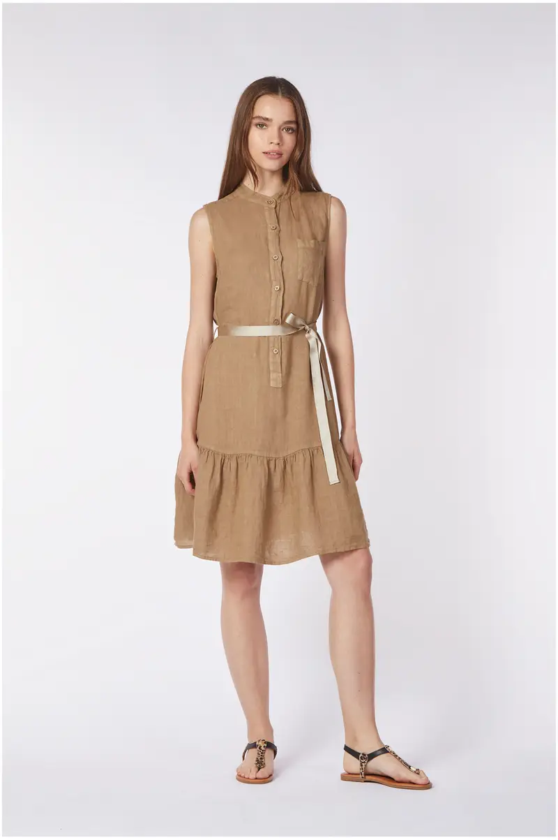 abito smanicato con abbottonatura davanti e cintura corda