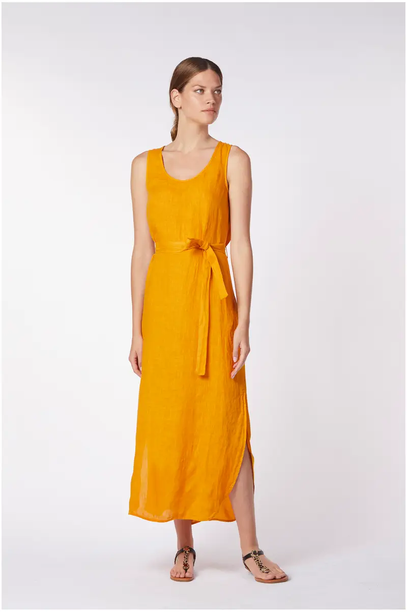 abito smanicato in lino e viscosa con fondo stondato ocra