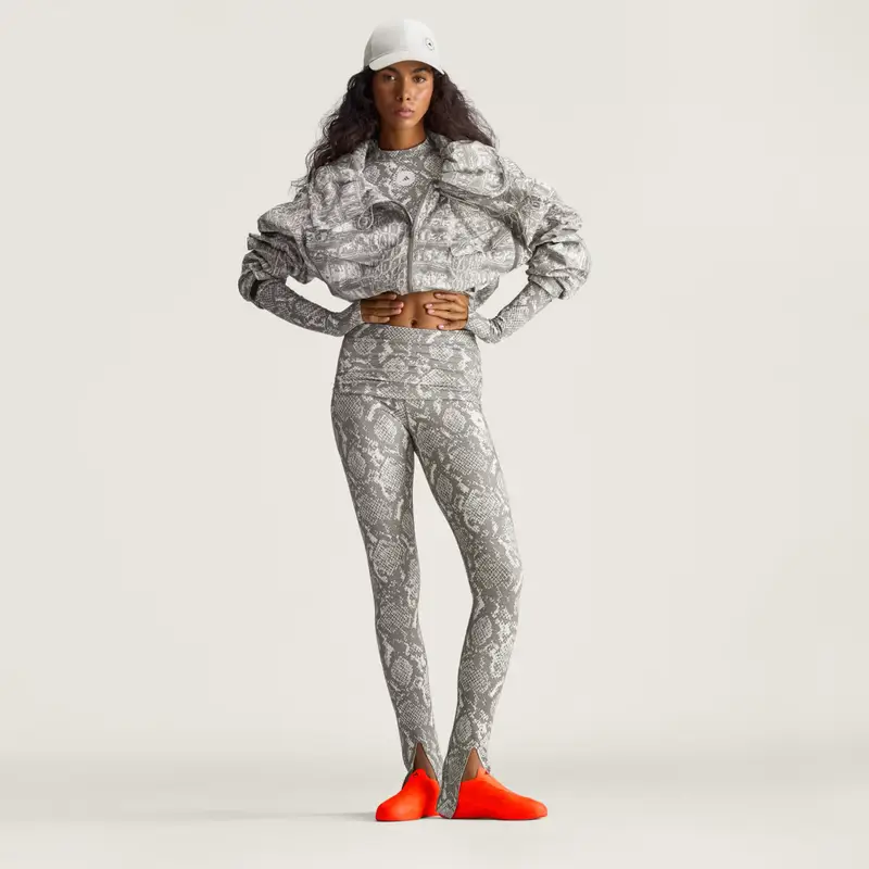 By Stella McCartney Maglietta a maniche lunghe da allenamento crop stampata Almond Milk miniatura 3