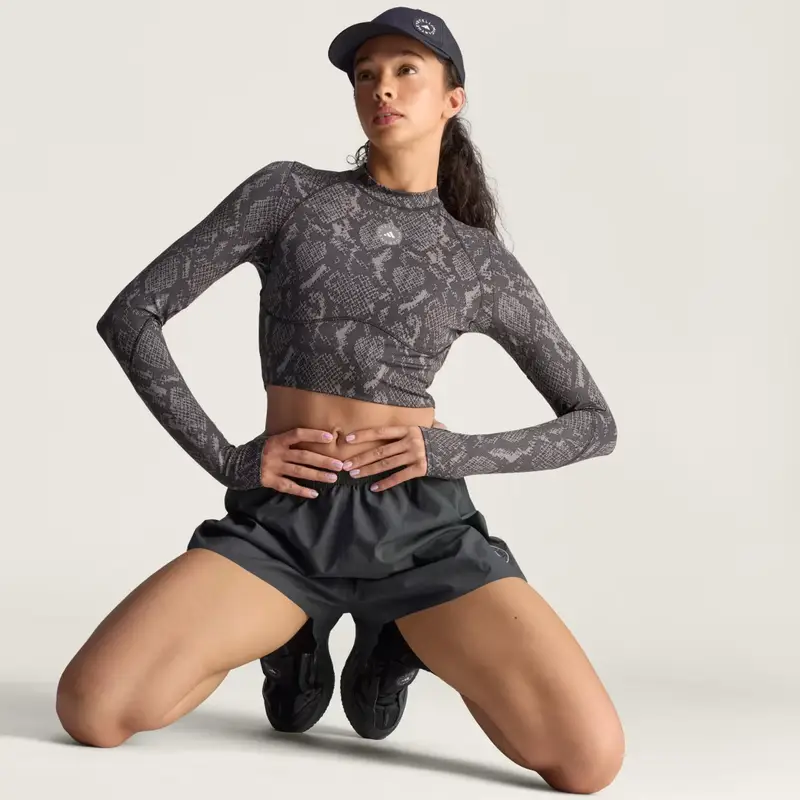 By Stella McCartney Maglietta a maniche lunghe da allenamento crop stampata Charcoal miniatura 4