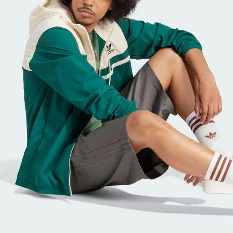 Giacca Antivento con Cappuccio a Maniche Lunghe con Stampa Logo Colorblock Adidas Originals Uomo Capispalla Verde IU0201 M miniatura 2