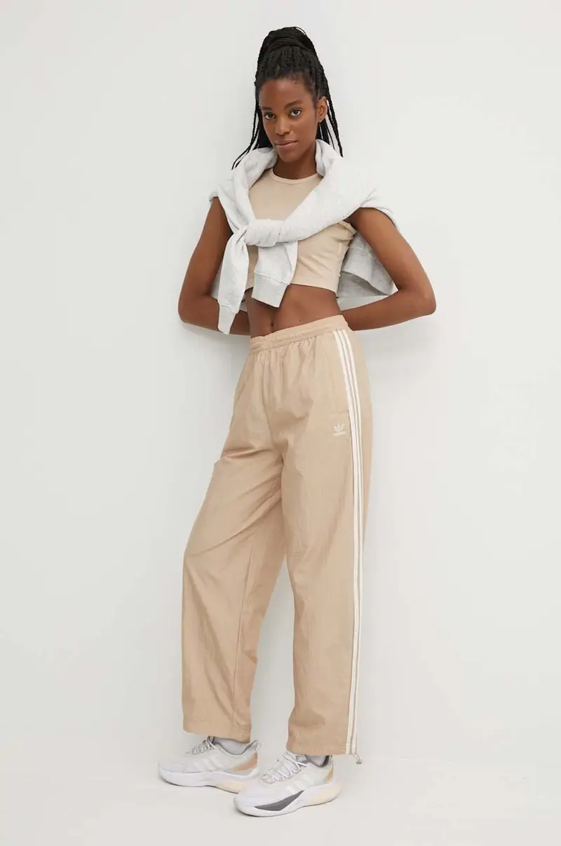 joggers colore beige con applicazione IS1973