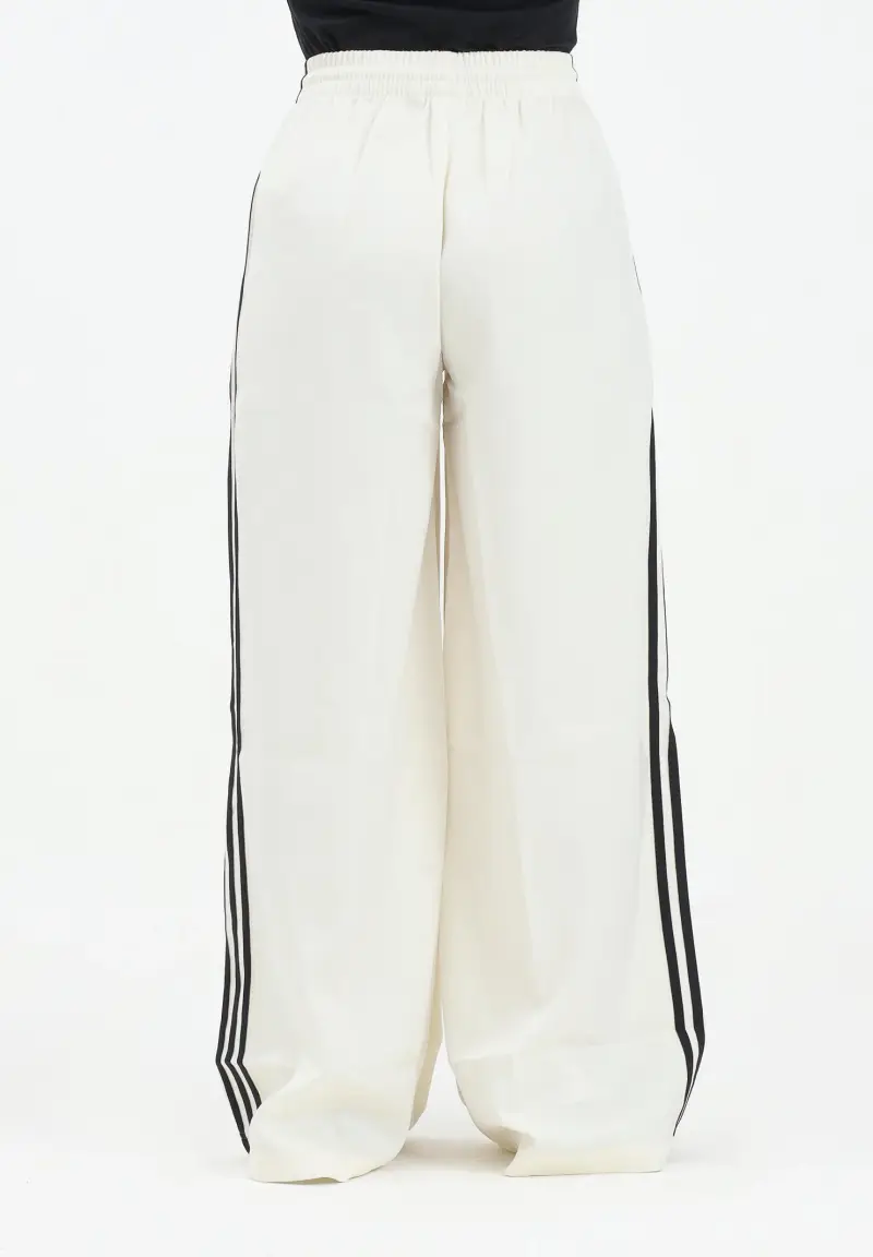 Adidas Originals Pantaloni sportivi satinati gamba larga panna da donna miniatura 3