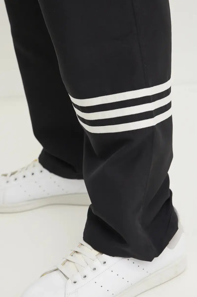 pantaloni della tuta Adicolor colore nero con applicazione IW0977 miniatura 4