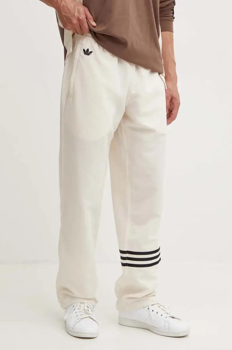 pantaloni della tuta colore beige con applicazione JF9158