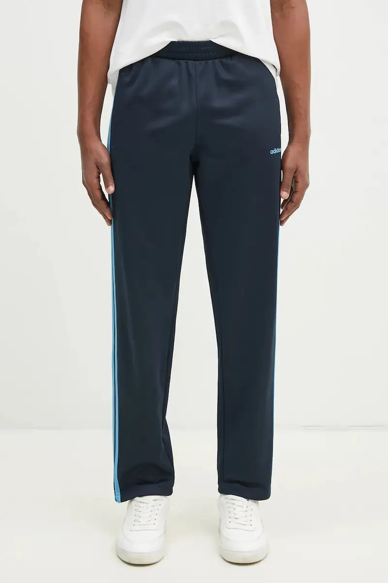pantaloni della tuta Track Pant colore blu navy con applicazione JC8363