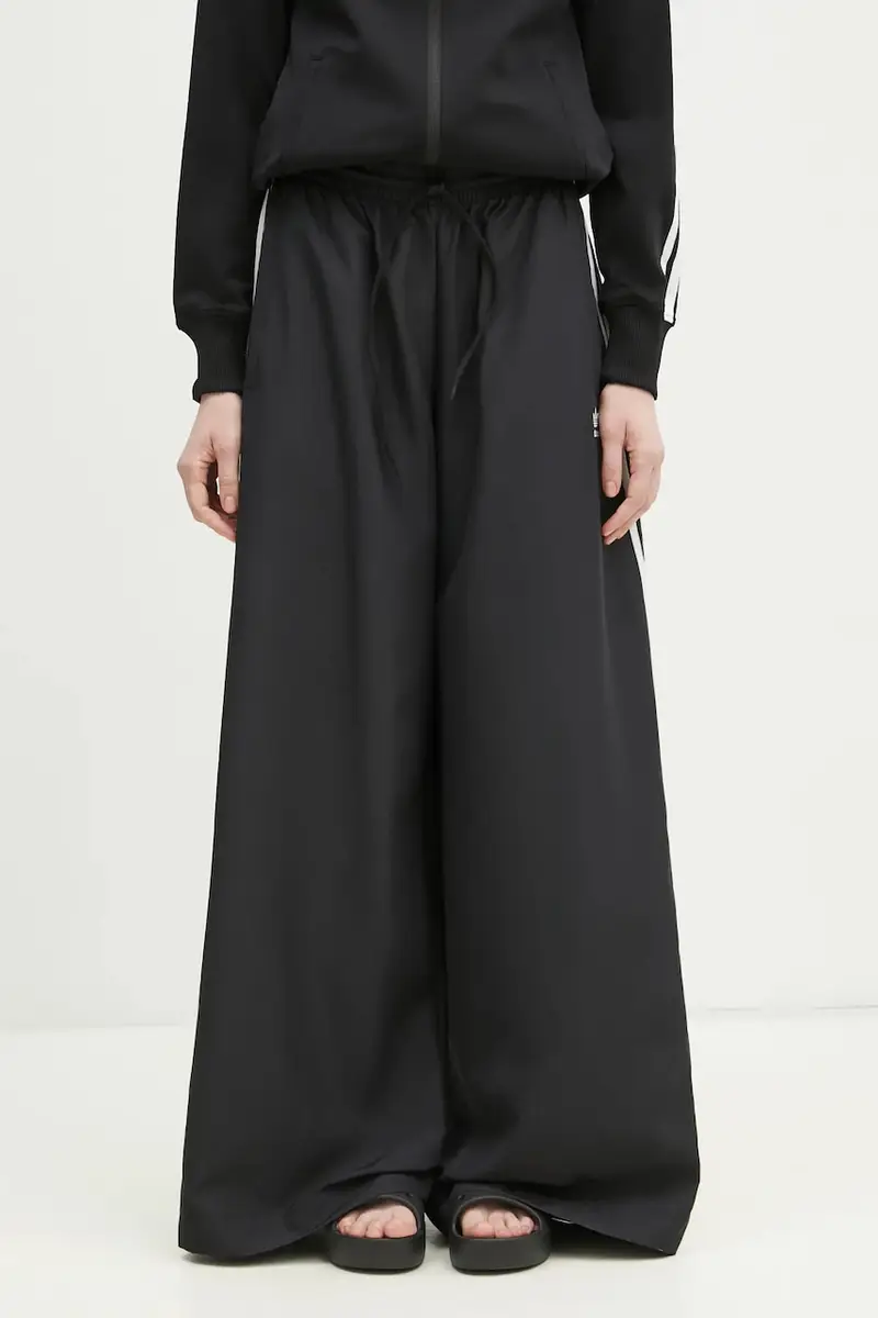 pantaloni tuta OVERSIZED TP colore nero con applicazione JD3390