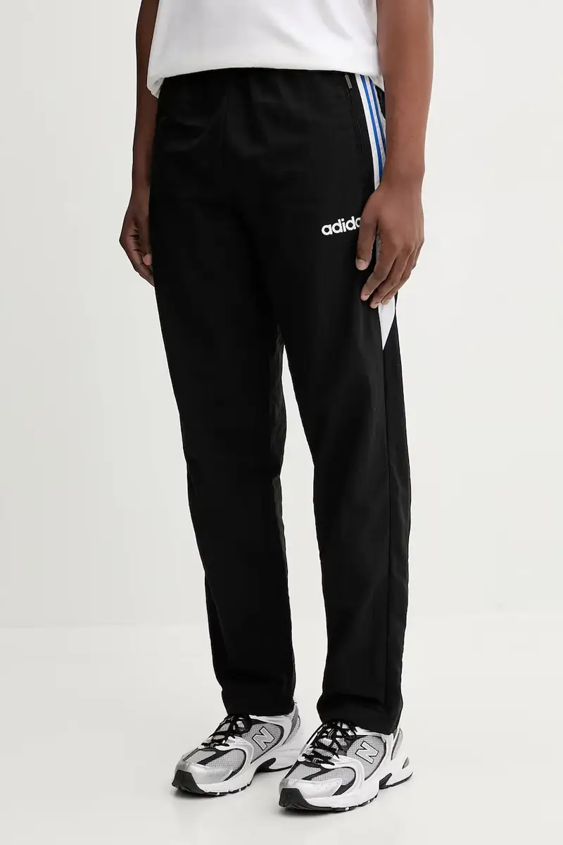 pantaloni tuta Track Pant uomo colore nero con applicazione JX3054