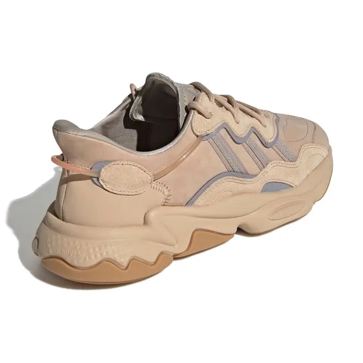 Ozweego Pale Nude Sneakers Unisex Tan Marrone Chiaro Rosso Solare EE6462 47⅓ miniatura 5