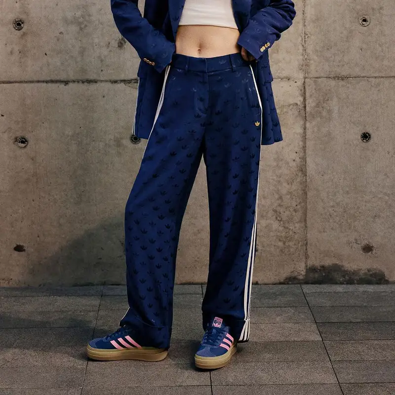 Adidas Pantaloni da donna blu navy in tessuto jacquard con logo miniatura 4