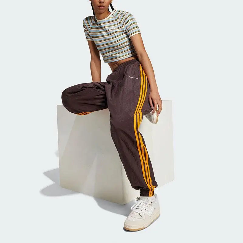 Pantaloni della tuta Adidas Originals anni 80 con tre strisce a contrasto e vita elastica con coulisse Pantaloni da donna grigio scuro marrone JC6147 S miniatura 3