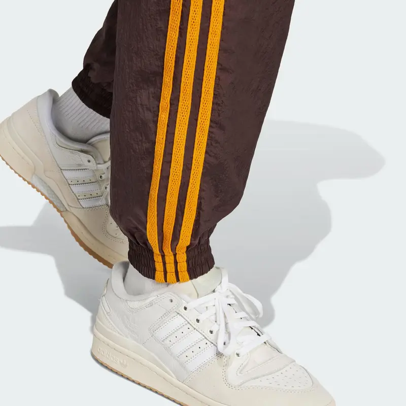 Pantaloni della tuta Adidas Originals anni 80 con tre strisce a contrasto e vita elastica con coulisse Pantaloni da donna grigio scuro marrone JC6147 XL miniatura 5