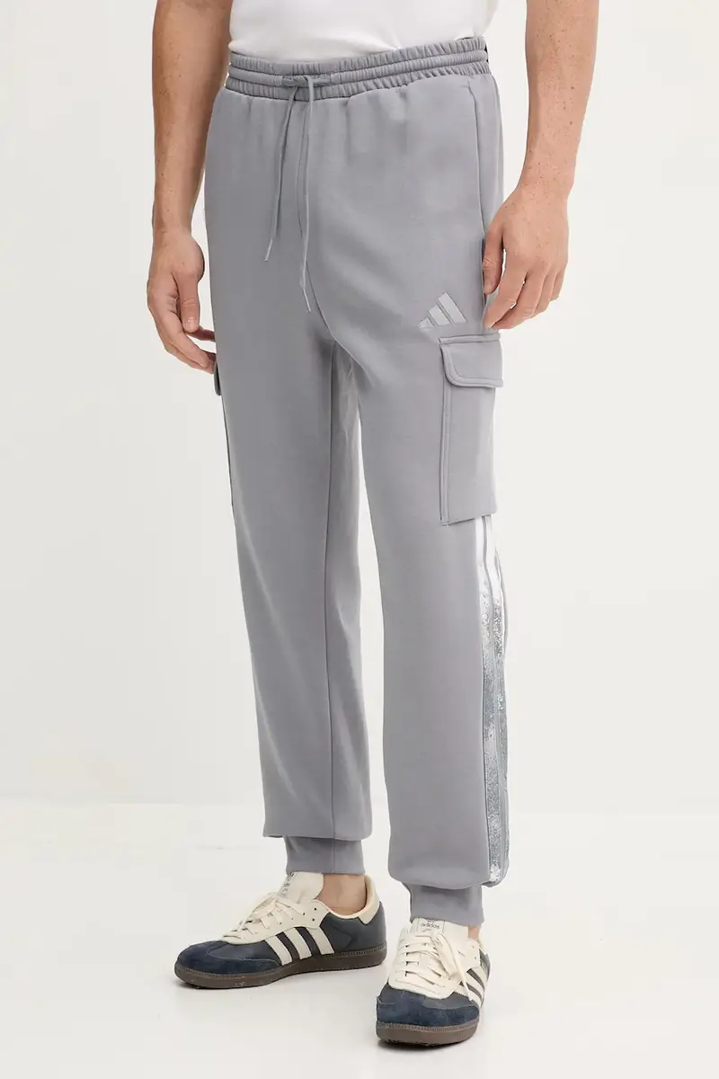 pantaloni tuta Seasonal AOP uomo colore grigio con applicazione JM1715