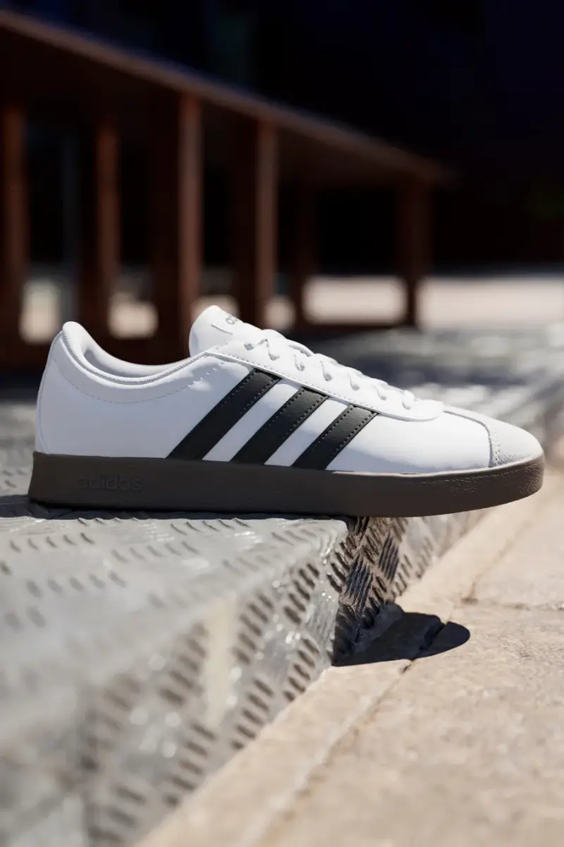 Scarpe bianche con strisce nere punta rinforzata Adidas VL Court Base [BIANCO]