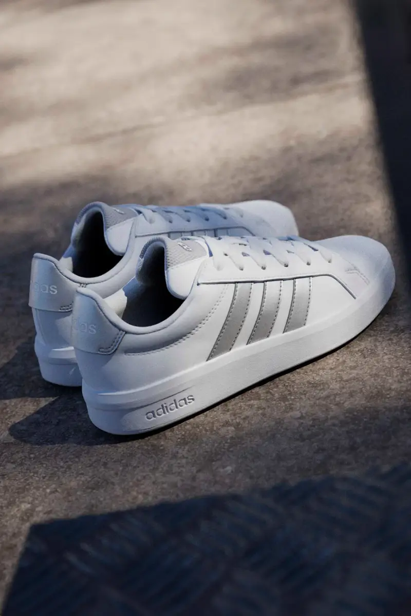 Sneakers bianche con strisce argento in pelle sintetica Adidas Grand Court 3 J [WHITE miniatura 3