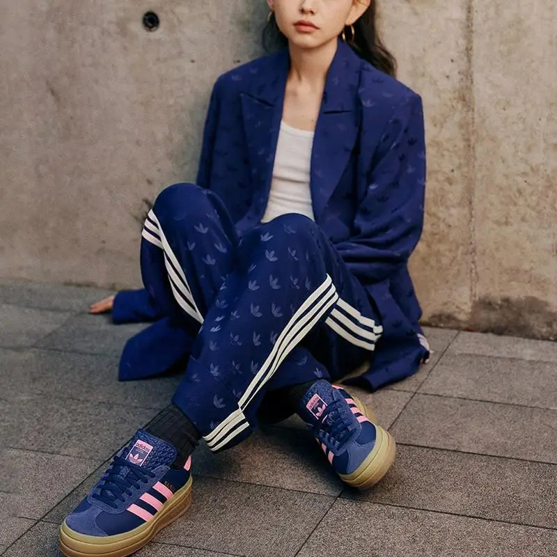 Tuta Casual Adidas Originals Monocolore con Logo Jacquard da Donna Blu Navy IX0935 miniatura 4