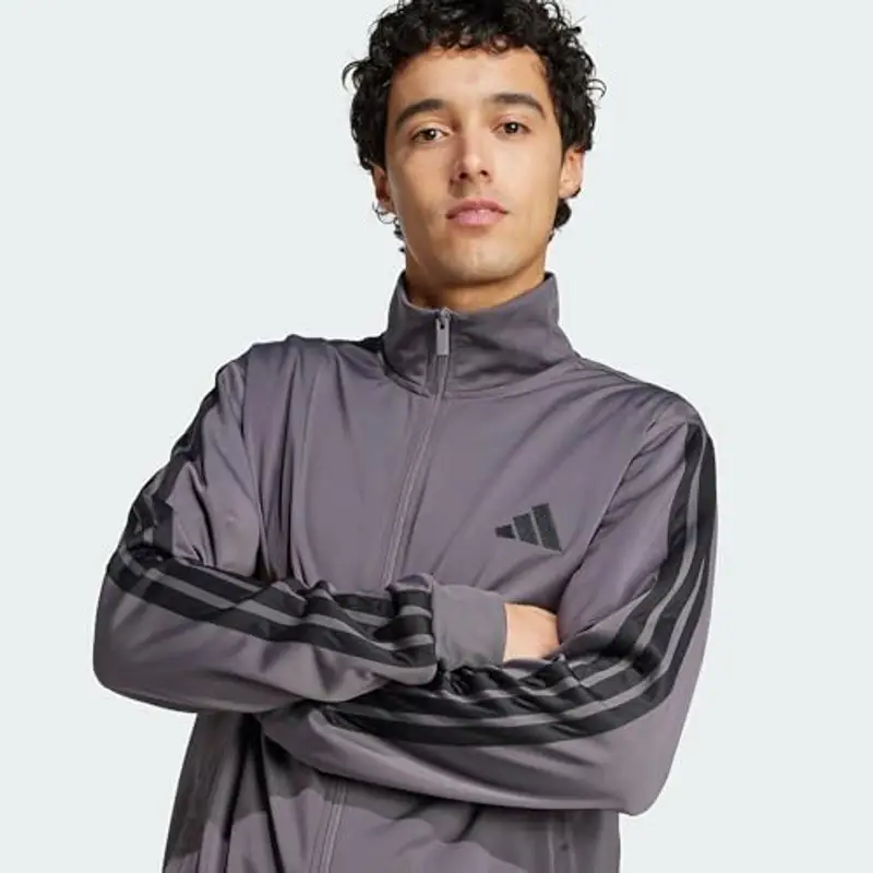 adidas Uomo Sportswear Basic 3 Stripes Tricot Tracksuit, Tuta da Allenamento, Multicolore (Grey Strata), L miniatura 2
