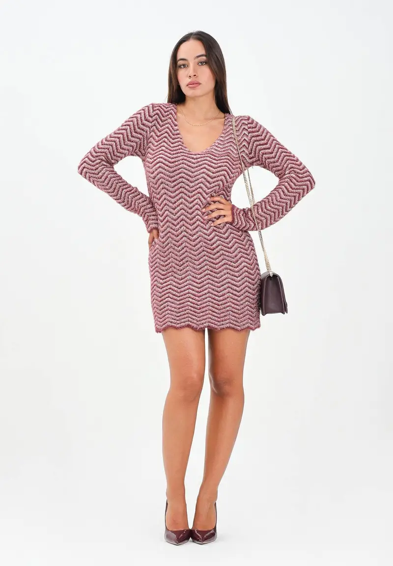 Abito corto caratterizzato da un motivo a zig-zag nei toni del bordeaux e rosa da donna miniatura 2