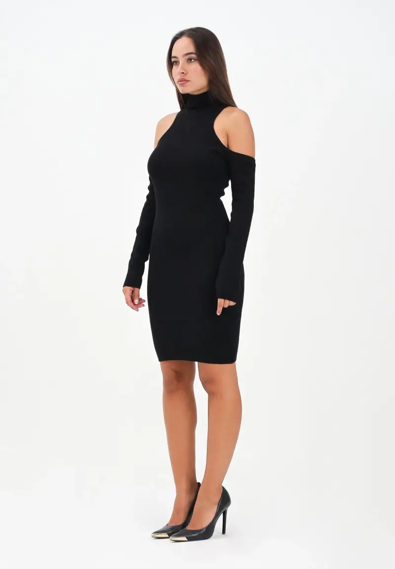 Abito in maglia nera da donna con omeri scoperti