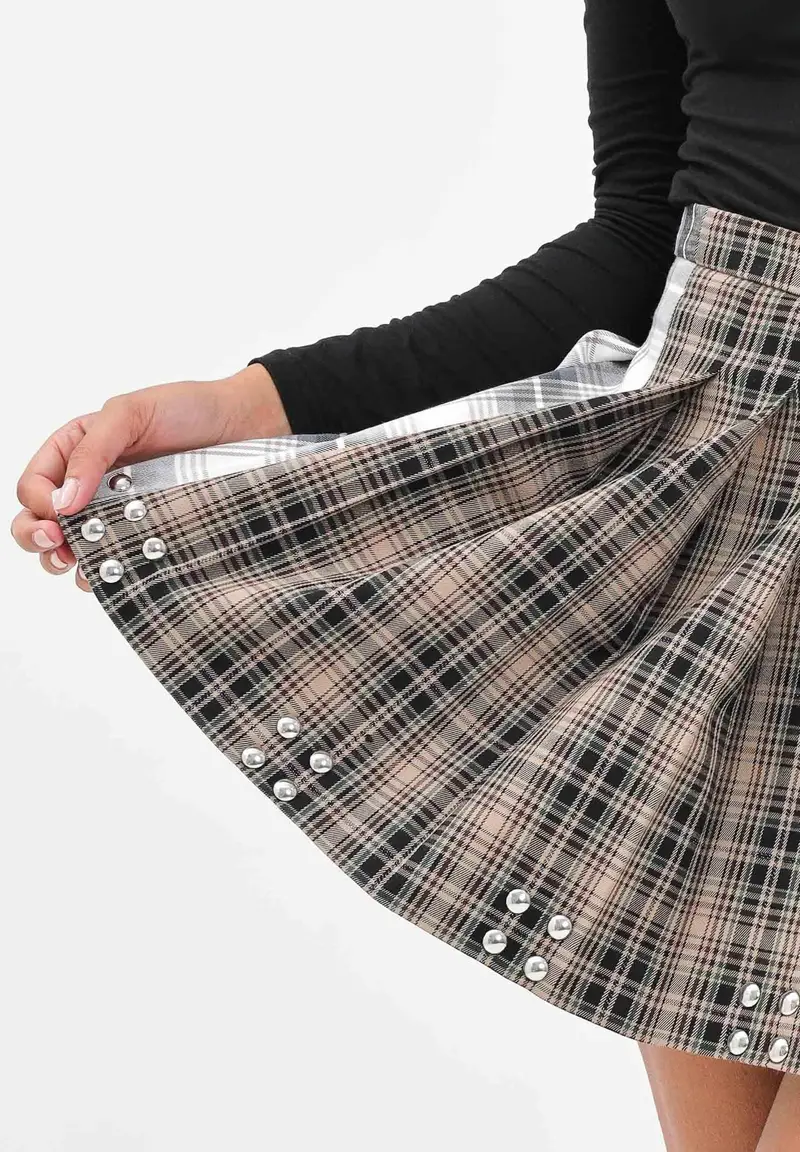 Gonna corta in tessuto tartan nei toni del beige, nero e bianco da donna miniatura 3