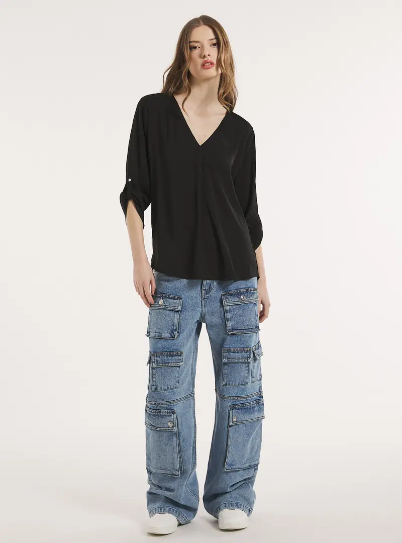 Blusa con scollo a v in satin