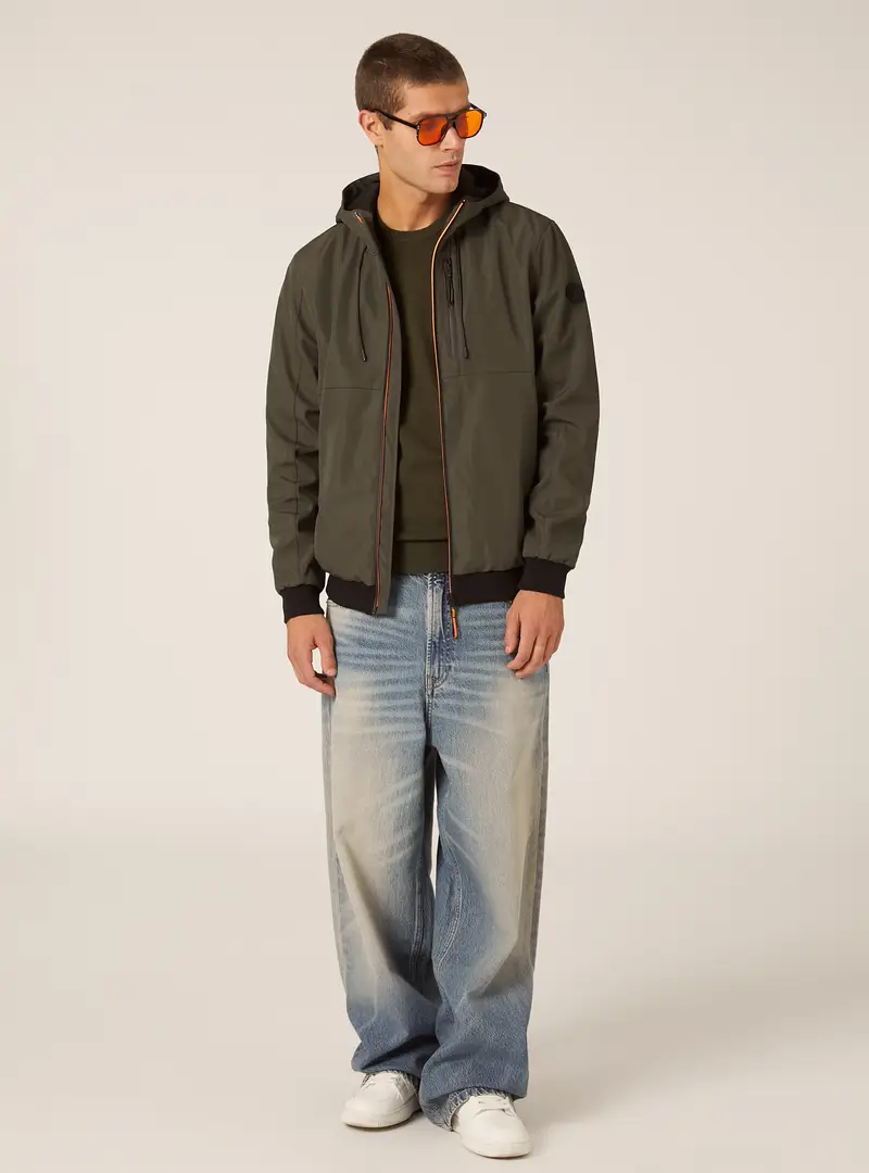 Bomber antivento con cappuccio