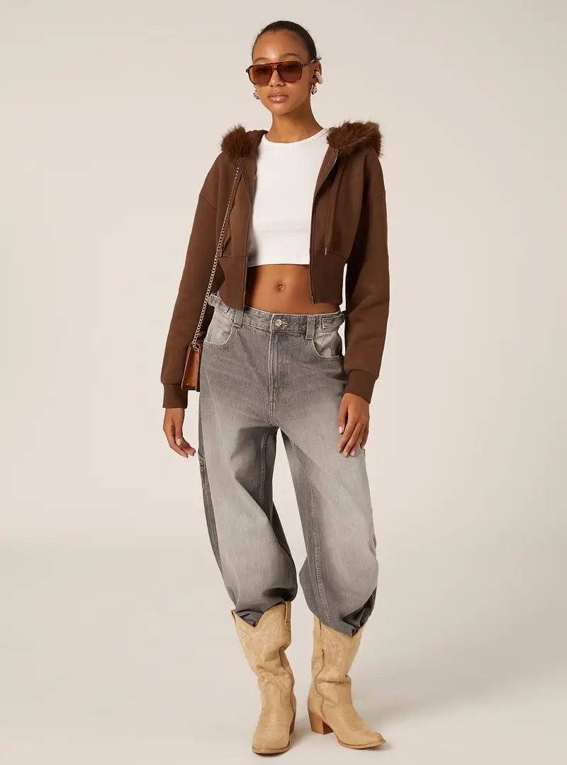 Felpa cropped con cappuccio in pelliccia