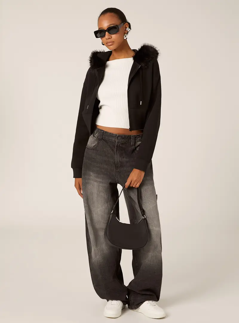 Felpa cropped con cappuccio in pelliccia