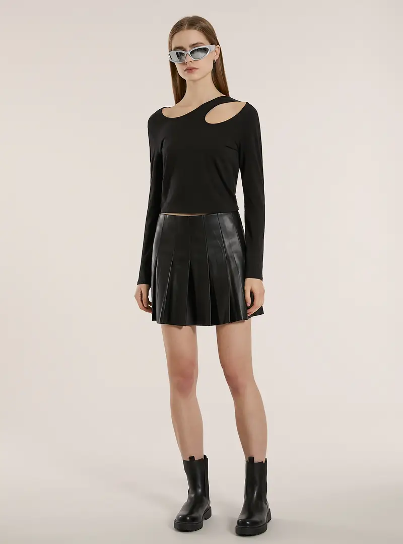 Gonna mini a pieghe effetto pelle