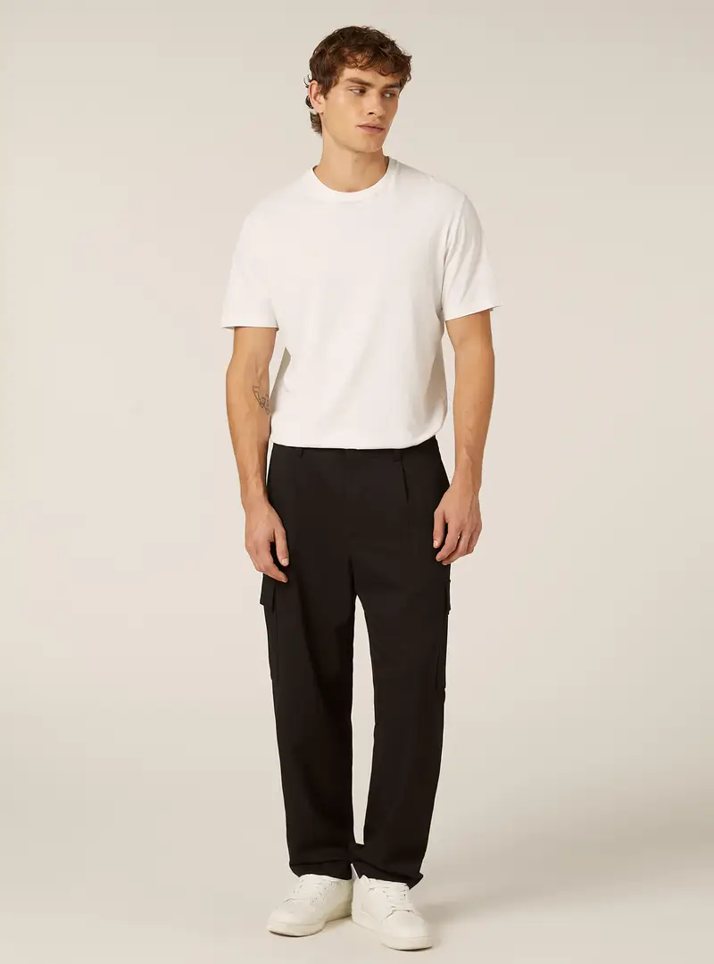 Pantaloni con tasconi e una pince