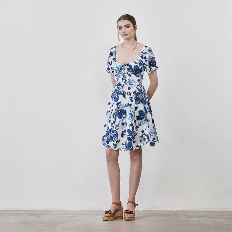 Abitino corto azzurro e bianco in fantasia fiori con scollo con coulisse