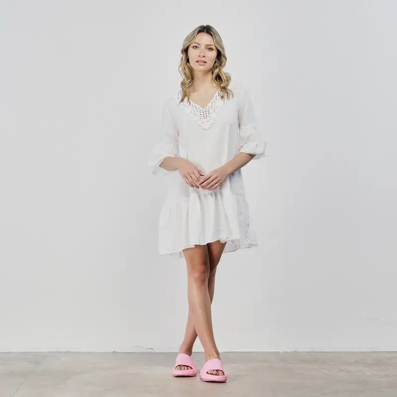 Abito corto bianco da mare con scollo ricamato