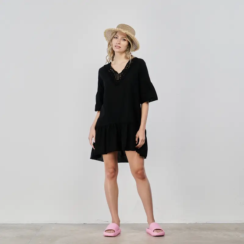 Abito corto nero da mare con scollo ricamato