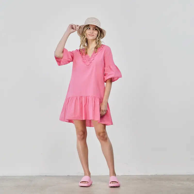 Abito corto rosa da mare con scollo ricamato