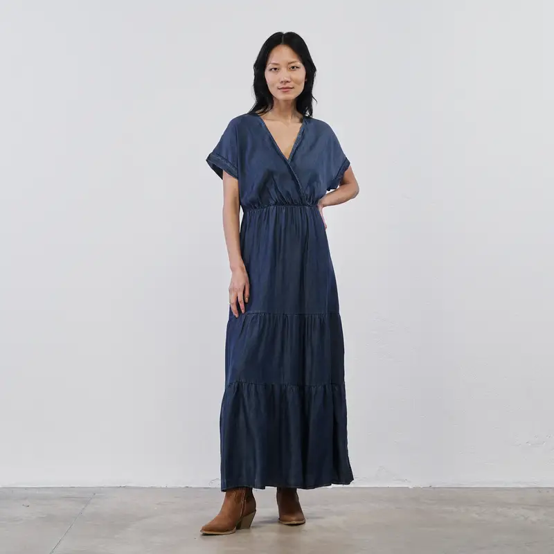 Abito lungo blu da donna in tessuto effetto denim con balze