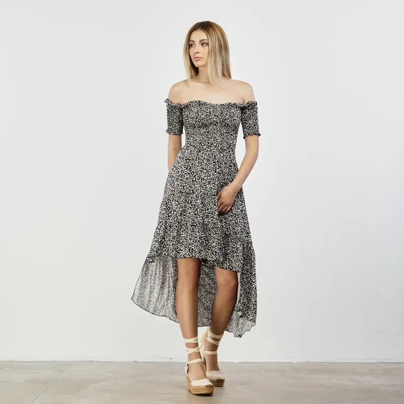 Abito midi nero asimmetrico con spalle scoperte