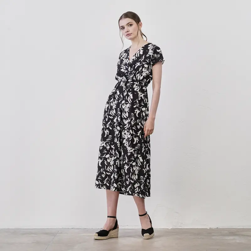 Abito midi nero e bianco in fantasia floreale