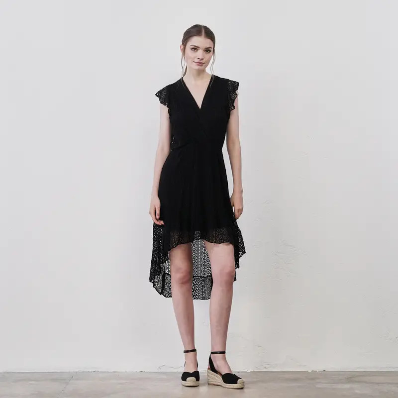 Abito nero corto asimmetrico da donna in tessuto effetto pizzo
