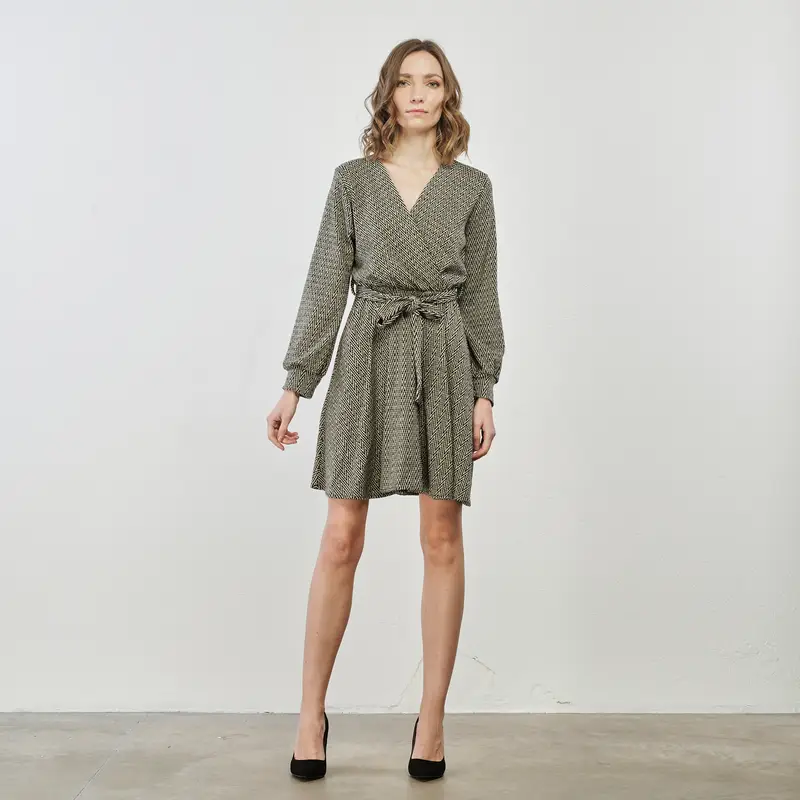 Abito nero e oro a fantasia con cintura a vita in tessuto