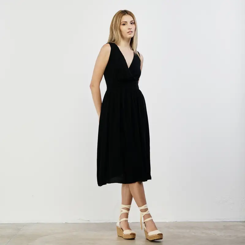 Abito nero midi senza maniche con inserto in tessuto