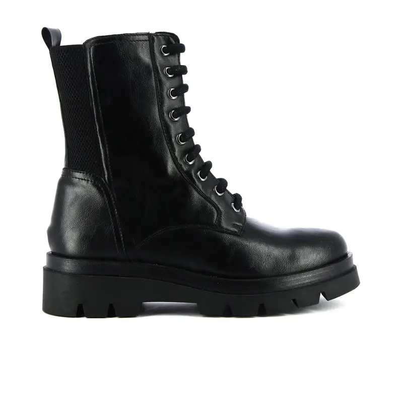 Anfibi neri con lacci e suola carrarmato