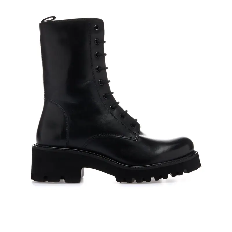 Anfibi neri da donna in pelle con suola carrarmato